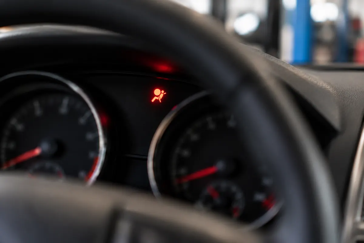 Kontrolka airbag świeci – czy poduszki powietrzne zadziałają?