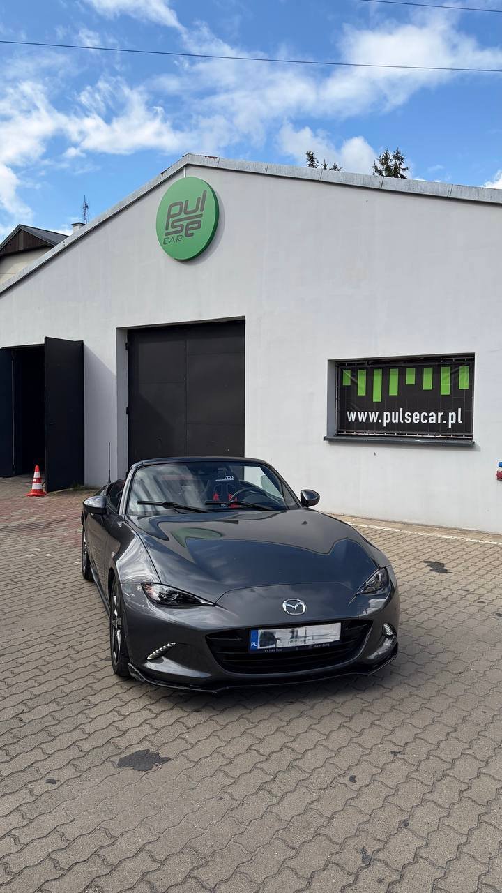 Budynek serwisu PulseCar z logo i samochodem Mazda