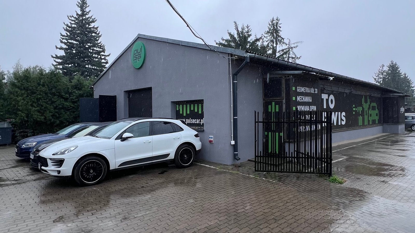 Budynek serwisu PulseCar w deszczu