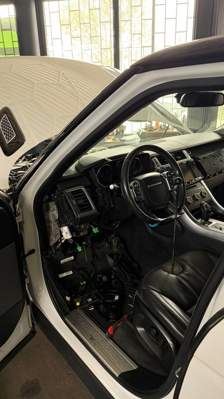White Range Rover interior - steering wheel and dashboard